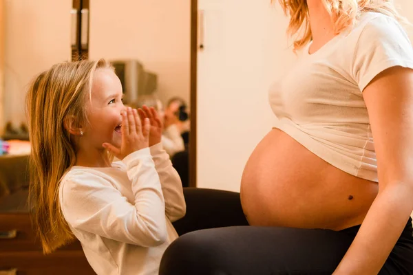 Liten Flicka Hemma Står Vid Mamman Gravid Kvinna Väntar Glada — Stockfoto