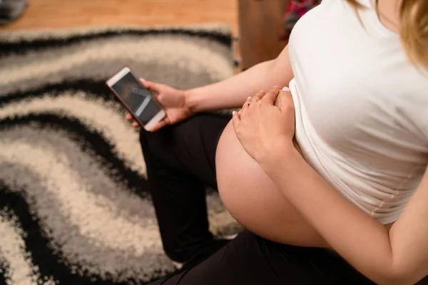 Visão Alto Ângulo Mulher Grávida Mãe Segurando Telefone Celular Chamando — Fotografia de Stock