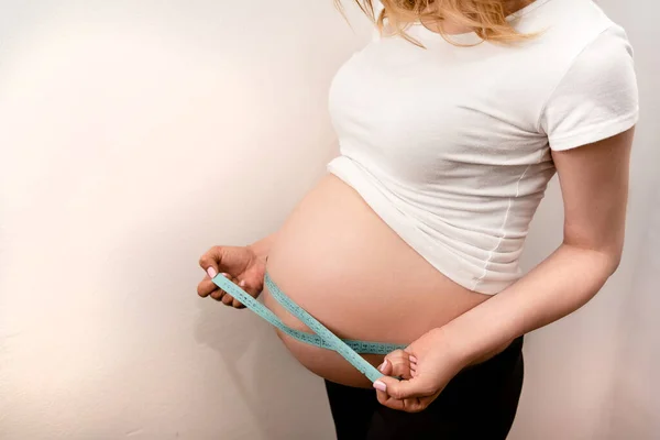Mooie Lichaam Van Zwangere Vrouw Met Meetlint Moeder Check Ongeboren — Stockfoto