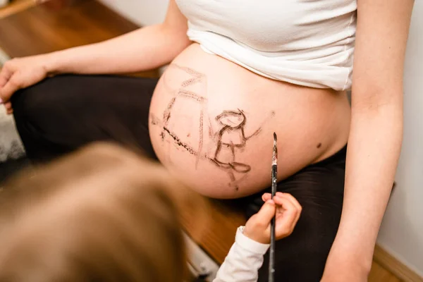 Menina Loira Pintando Pequeno Bebê Irmão Irmã Suas Mães Barriga — Fotografia de Stock