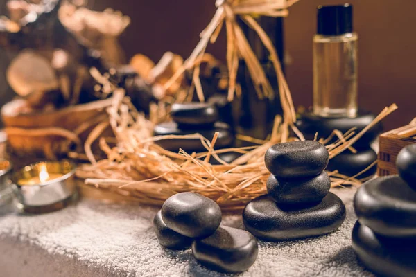 Spa Óleo Aromático Essencial Garrafa Vintage Massagem Basalto Zen Pedras — Fotografia de Stock