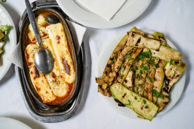 Kabak kabağının yüksek açılı görüntüsü yaz kabağı salatası ve masada fırında pişmiş peynir.