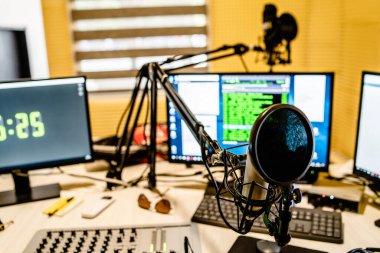 Radyo stüdyosundaki mikrofon haberleri.