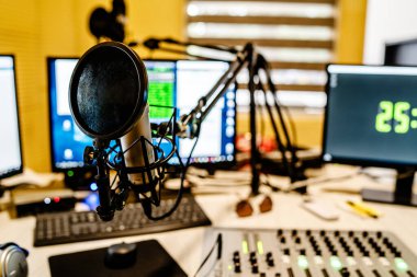 Radyo istasyonunda mikrofon ve mikser haberleri.