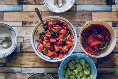 Domates, biber ve salatalık üzerine yüksek açılı bir manzara. Doğal yaşam için doğal bir çiftlik.