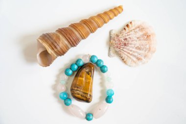 Kristal yarı değerli taş bilezikler üzerinde yüksek açı görüşü doğal taşların dışavurumu ve iyi şans için el yapımı enerjiyi ortaya çıkarmak için doğal taşları taşları taşır.