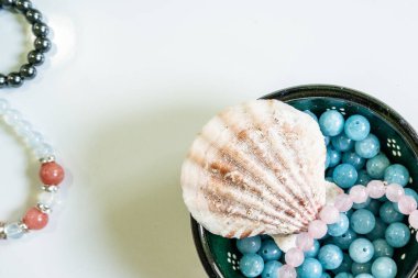 Kristal yarı değerli taş bilezikler üzerinde yüksek açılı görüş. Doğal taşlar. Masada iyi şans getirmesi ve iyileşmesi için el yapımı enerji.