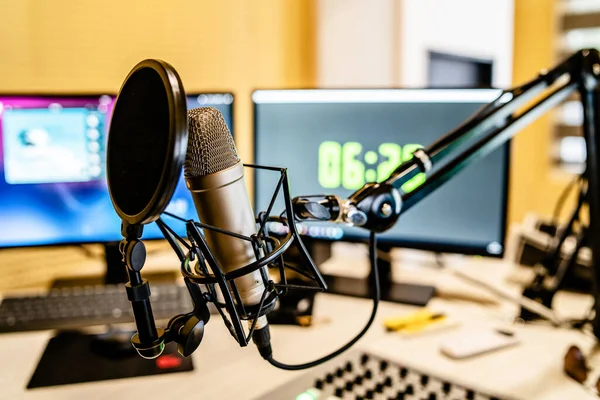 Mikrofon Och Mixer Radiostationen Studio Sänder Nyheter — Stockfoto