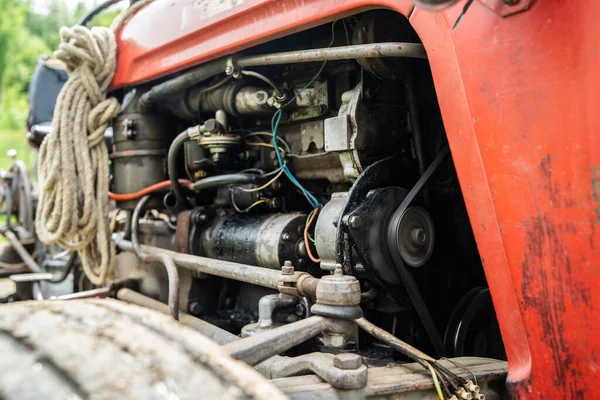 Zárja Traktor Motorját Gazdaságban — Stock Fotó