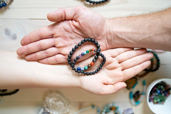 Vista Alto Ângulo Mãos Masculinas Femininas Segurando Jóias Cristal Pulseiras — Fotografia de Stock