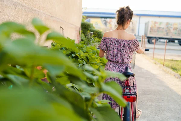 Vista Trasera Mujer Joven Vestido Verano Montar Bicicleta — Foto de Stock