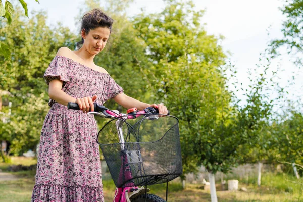 Mujer Joven Sosteniendo Agarre Del Manillar Conduciendo Empujando Bicicleta Día — Foto de Stock