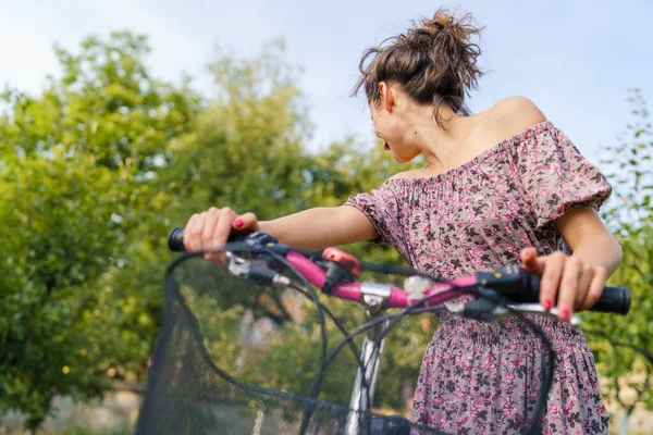 Yazın Güneşli Bir Günde Bisiklet Süren Giyim Kuşamında Dışarıda Gezen — Stok fotoğraf
