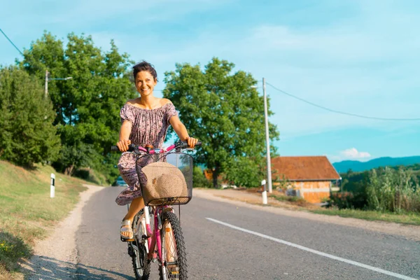 Jovem Mulher Dia Ensolarado Verão Vestindo Vestido Andando Bicicleta Estrada — Fotografia de Stock