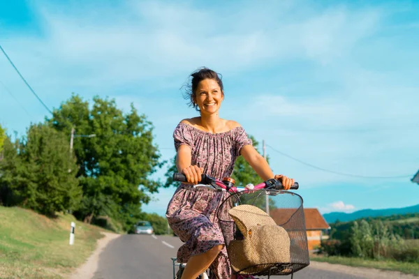 Mujer Joven Día Soleado Verano Con Vestido Montar Bicicleta Camino — Foto de Stock