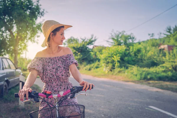 Mujer Joven Sosteniendo Agarre Del Manillar Conduciendo Empujando Bicicleta Día — Foto de Stock