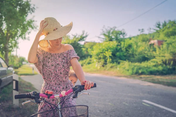 Mujer Joven Sosteniendo Agarre Del Manillar Conduciendo Empujando Bicicleta Día — Foto de Stock