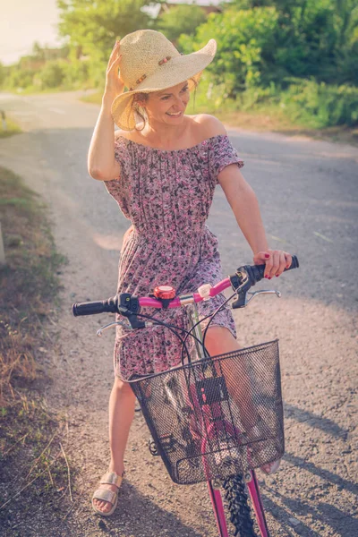 Mujer Joven Sosteniendo Agarre Del Manillar Conduciendo Empujando Bicicleta Día — Foto de Stock