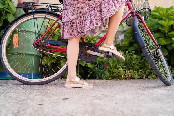 Zbliżenie Nogi Kobiety Kobieta Stojąca Obok Roweru Letni Strój Słoneczny — Zdjęcie stockowe