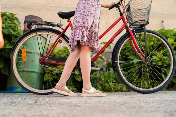 Cerca Las Piernas Mujer Hembra Pie Junto Bicicleta Con Vestido — Foto de Stock