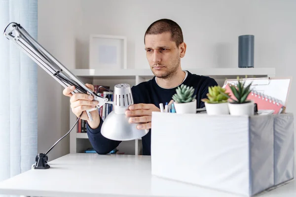 Retrato Homem Adulto Caucasiano Sentado Mesa Seu Novo Trabalho Escritório — Fotografia de Stock