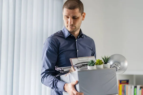 Portrett Voksen Forretningsmann Som Har Skjorter Med Personlige Eiendeler Han – stockfoto