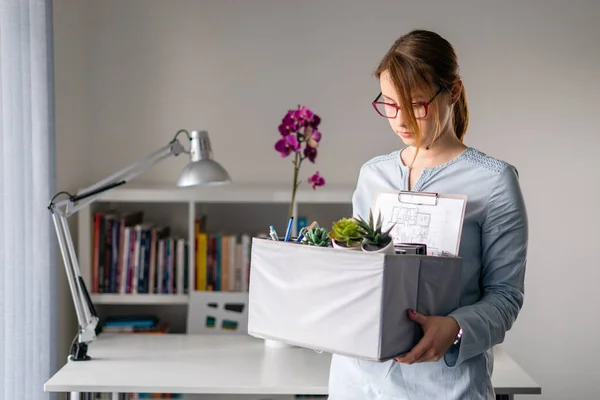 Fiatal Felnőtt Kaukázusi Női Lány Aki Asztal Előtt Áll Irodában — Stock Fotó