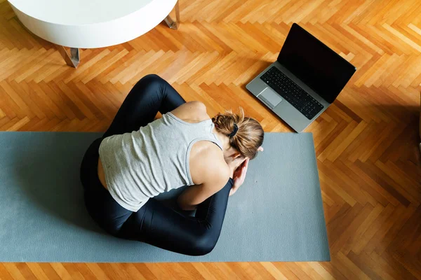 Young Woman Practicing Yoga Home Using Laptop Top View Caucasian — Stock Photo, Image