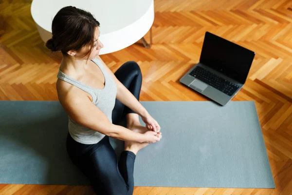 Mujer Joven Practicando Yoga Casa Usando Ordenador Portátil Vista Superior —  Fotos de Stock