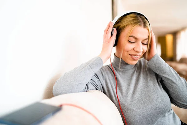 Retrato Una Joven Hermosa Mujer Caucásica Con Auriculares Sentados Hotel —  Fotos de Stock