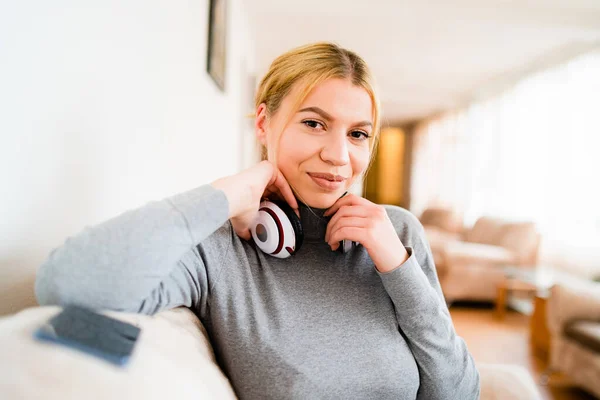 Retrato Una Joven Hermosa Mujer Caucásica Con Auriculares Sentados Hotel —  Fotos de Stock