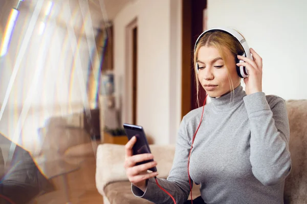 Retrato Una Joven Hermosa Mujer Caucásica Con Auriculares Sentados Hotel —  Fotos de Stock