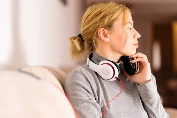 Retrato Una Hermosa Mujer Joven Escuchar Música Través Auriculares Para —  Fotos de Stock
