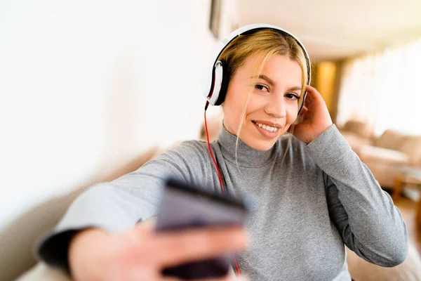 Retrato Una Hermosa Mujer Joven Escuchar Música Través Auriculares Para —  Fotos de Stock