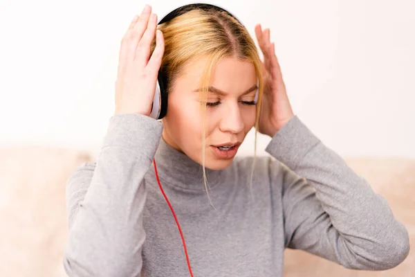 Mujer Joven Escuchar Música Través Auriculares Disfrutando Hotel Casa —  Fotos de Stock