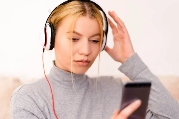 Hermosa Mujer Joven Escuchando Música Auriculares Teléfono Móvil Inteligente Aplicación —  Fotos de Stock