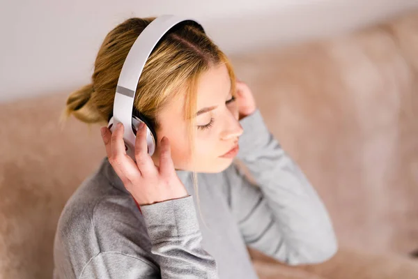 Mulher Bonita Ouvindo Fones Ouvido Música Desfrutar Casa Férias Relaxar — Fotografia de Stock