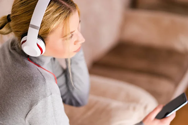 Hermosa Mujer Joven Escuchando Música Los Auriculares Disfrutar Casa Vacaciones —  Fotos de Stock