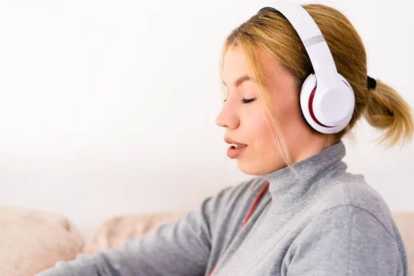 Jovem Mulher Ouvir Música Através Fones Ouvido Desfrutando Casa Hotel — Fotografia de Stock