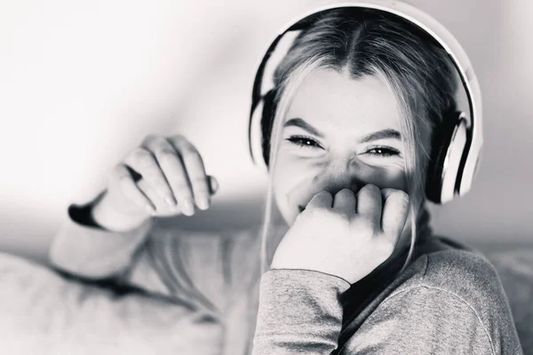 Hermosa Mujer Joven Escuchando Música Los Auriculares Disfrutar Casa Vacaciones —  Fotos de Stock