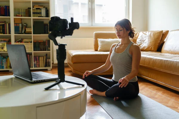 Yeni Normal Kavram Evde Yoga Dersi Veren Yetişkin Beyaz Kadın — Stok fotoğraf