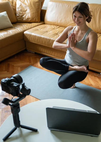 Yeni Normal Kavram Evde Yoga Dersi Veren Yetişkin Beyaz Kadın — Stok fotoğraf