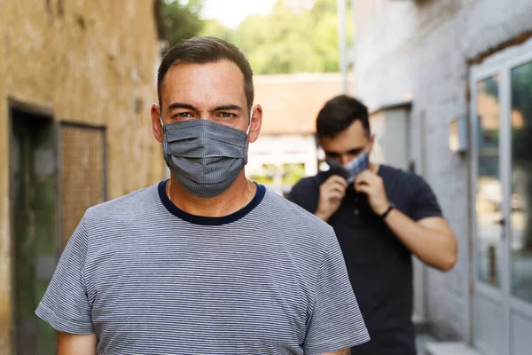 Hombre Adulto Caucásico Con Máscara Protectora Caminando Ciudad Después Reapertura —  Fotos de Stock