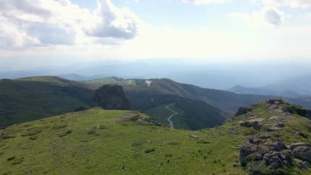 Drone Vista Aérea Voando Sobre Topo Montanha Dia Verão Babin — Vídeo de Stock