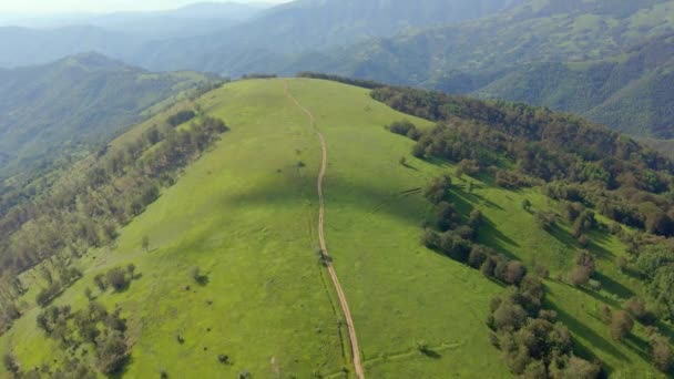 Luftaufnahme Von Oben Auf Der Landstraße Gebirge Zwischen Grünem Gras — Stockvideo