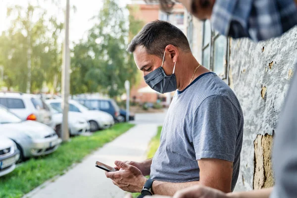 Két Férfi Fal Előtt Mobiltelefon App Visel Védő Maszk Zárlat — Stock Fotó