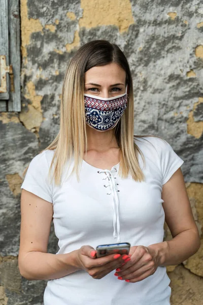 科罗纳韦病毒爆发后戴防护面具的成年高加索妇女的肖像 现代女性社交距离病毒预防 户外的前视 新的正常概念 — 图库照片