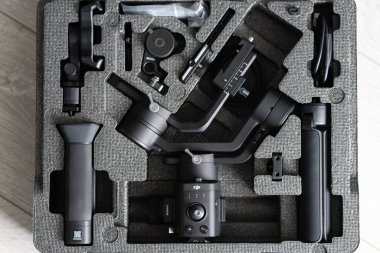 Knjazevac, Sırbistan - 03. 27 yaşında. 2020: Kutudaki kamera için DJI Ronin SC sinyal sabitleyici