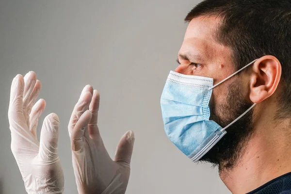 Primer Plano Retrato Del Hombre Caucásico Adulto Que Usa Bacterias — Foto de Stock