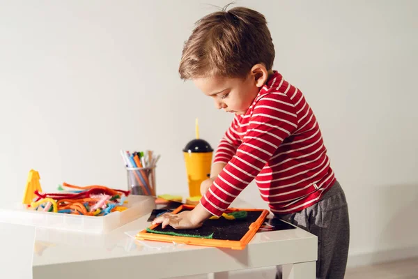 Sidovy Porträtt Liten Kaukasisk Pojke Spelar Vid Bordet Hemma Håller — Stockfoto